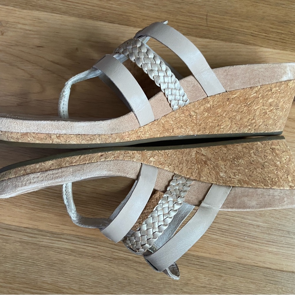 UGG Women's 9 M Cream Tan 2 1/2” Heel Cork Platform Sandals Shoes - Picture 7 of 7